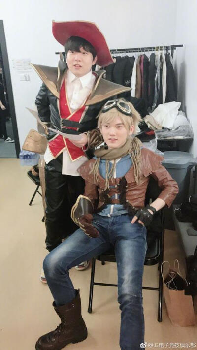 神回来了！ rookie 的 Crow 1拉动3次爆炸控制了 Royal Never Give Up 的早期崩溃， Invictus Gaming 获得了赛点